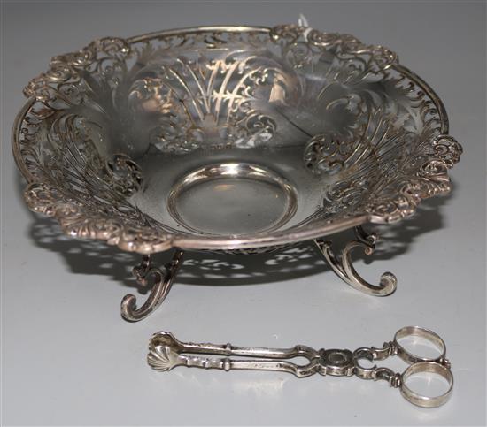 A pair of Georgian silver sugar nips and a George V pierced silver dish, 10.5 oz.